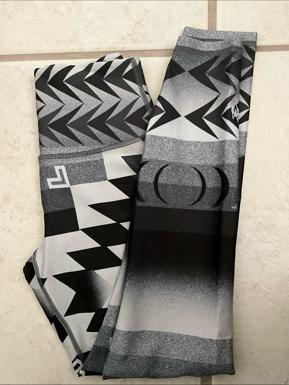 64. Greyson Smokey Peak Luna Black white and gray Leggings size XS pre owned